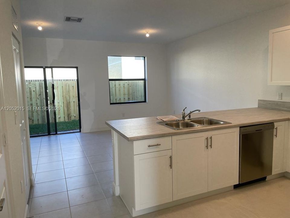 For Rent: $2,950 (3 beds, 2 baths, 1403 Square Feet)