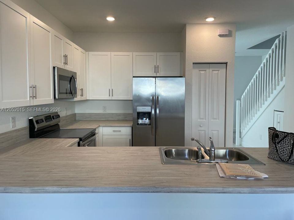 For Rent: $2,950 (3 beds, 2 baths, 1403 Square Feet)