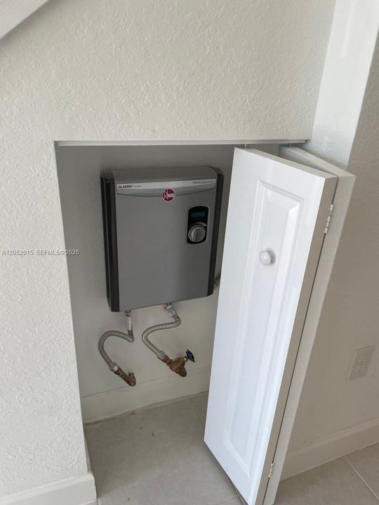 For Rent: $2,950 (3 beds, 2 baths, 1403 Square Feet)