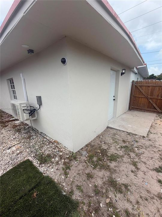 For Sale: $550,000 (4 beds, 2 baths, 1300 Square Feet)