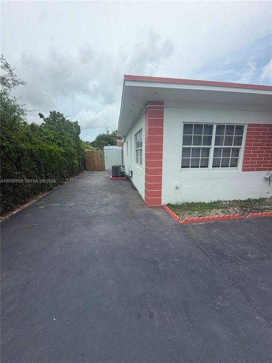 For Sale: $550,000 (4 beds, 2 baths, 1300 Square Feet)