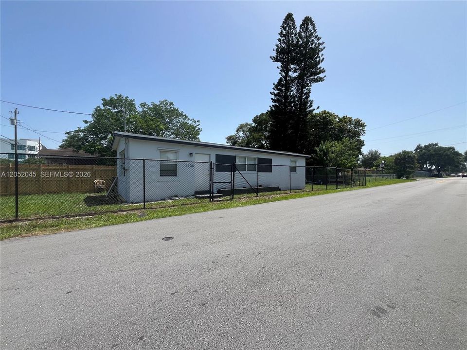 For Sale: $250,000 (2 beds, 1 baths, 630 Square Feet)