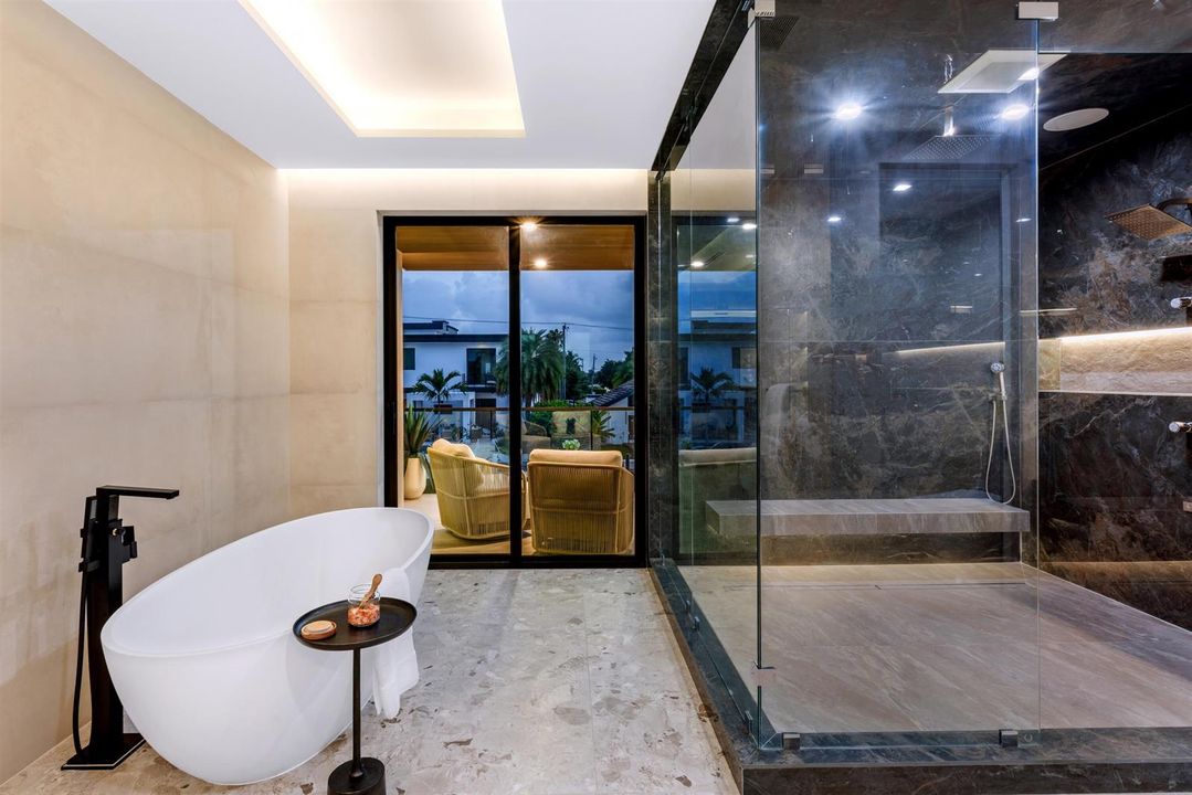 PRIMARY_BATHROOM_BALCONY
