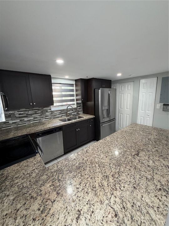 For Rent: $2,550 (2 beds, 2 baths, 1160 Square Feet)