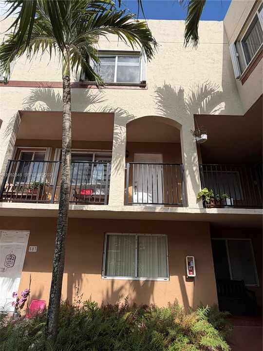 For Rent: $2,550 (2 beds, 2 baths, 1160 Square Feet)