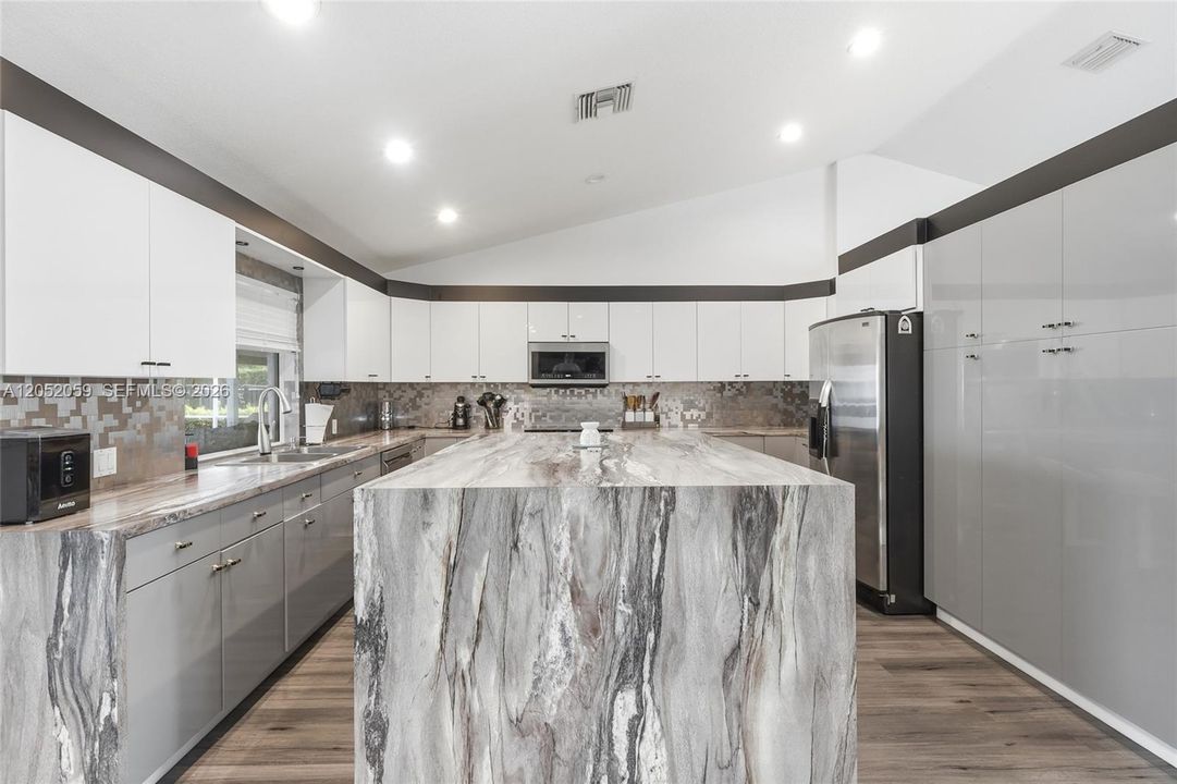 For Sale: $1,950,000 (5 beds, 5 baths, 4511 Square Feet)