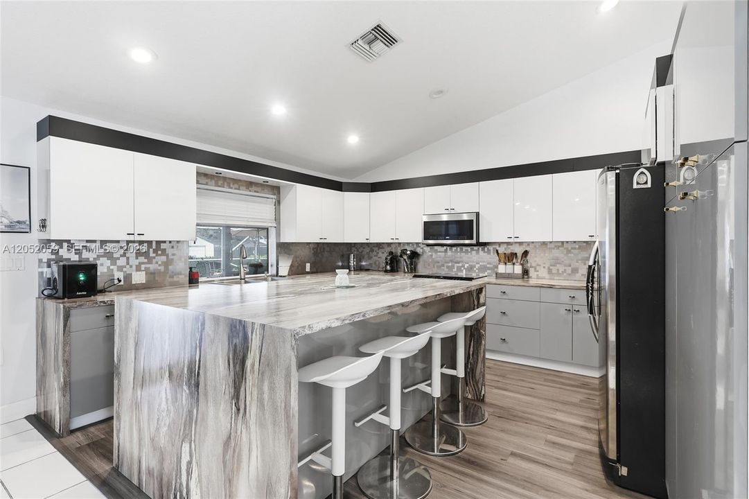 For Sale: $1,950,000 (5 beds, 5 baths, 4511 Square Feet)