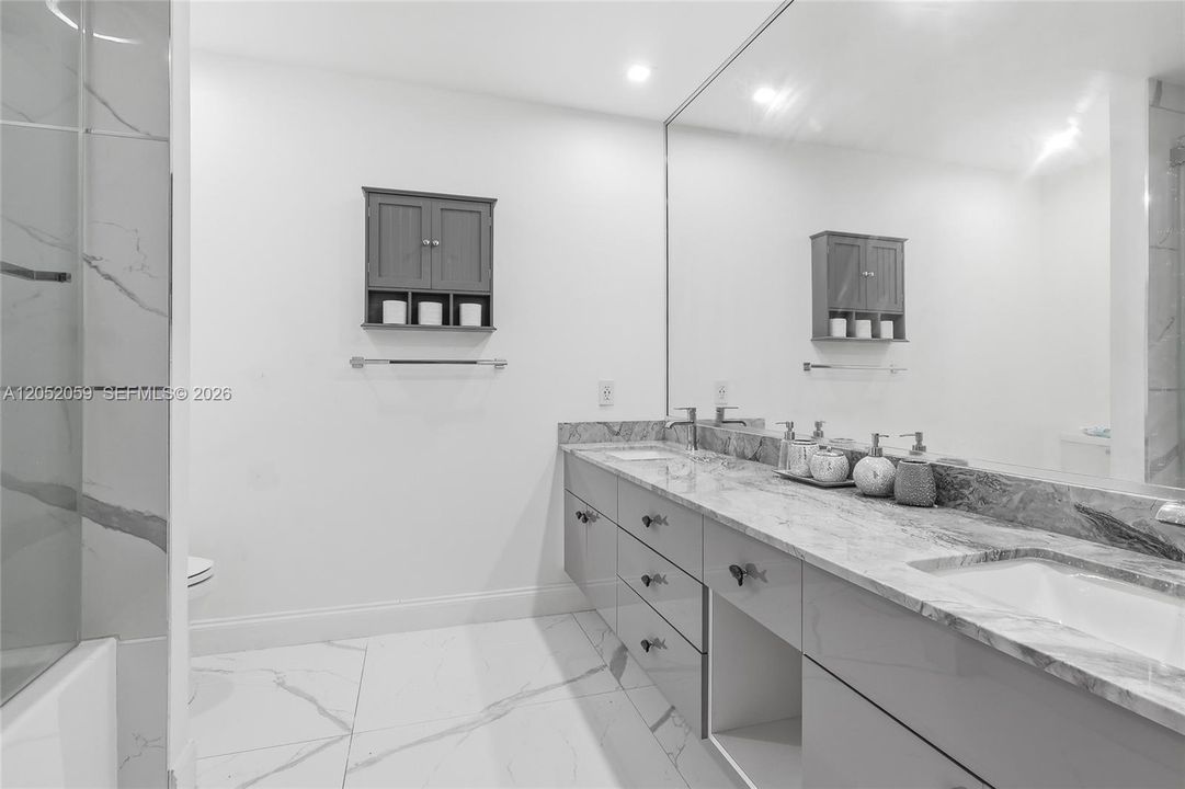 For Sale: $1,950,000 (5 beds, 5 baths, 4511 Square Feet)