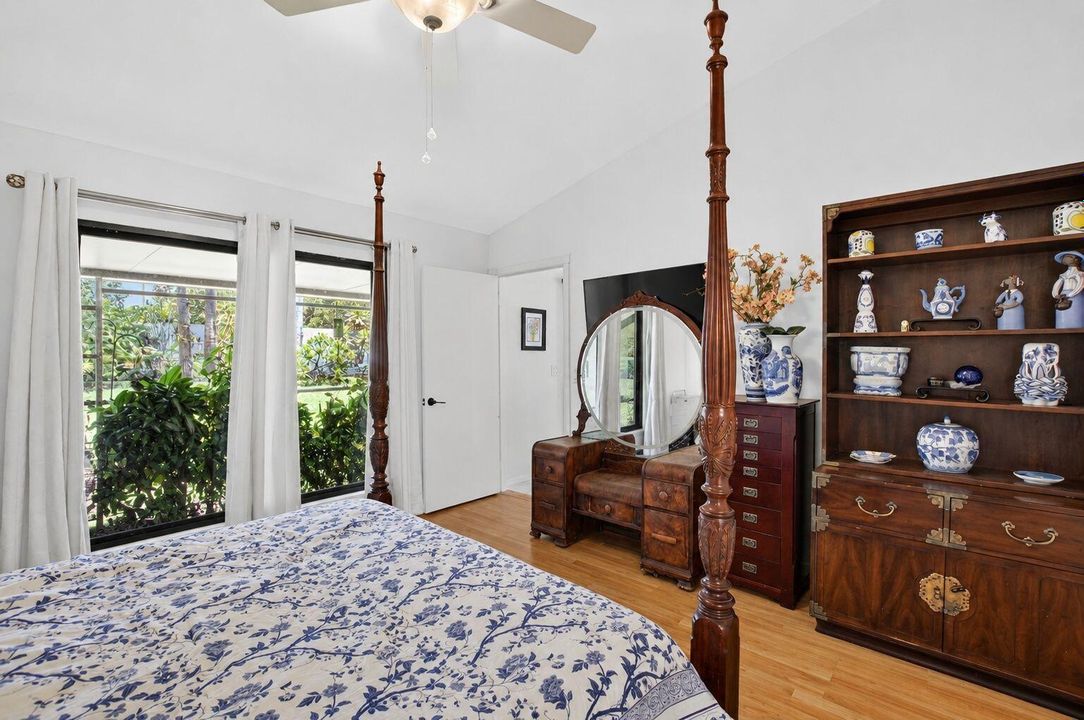 29-web-or-mls-bedroom_without_desk