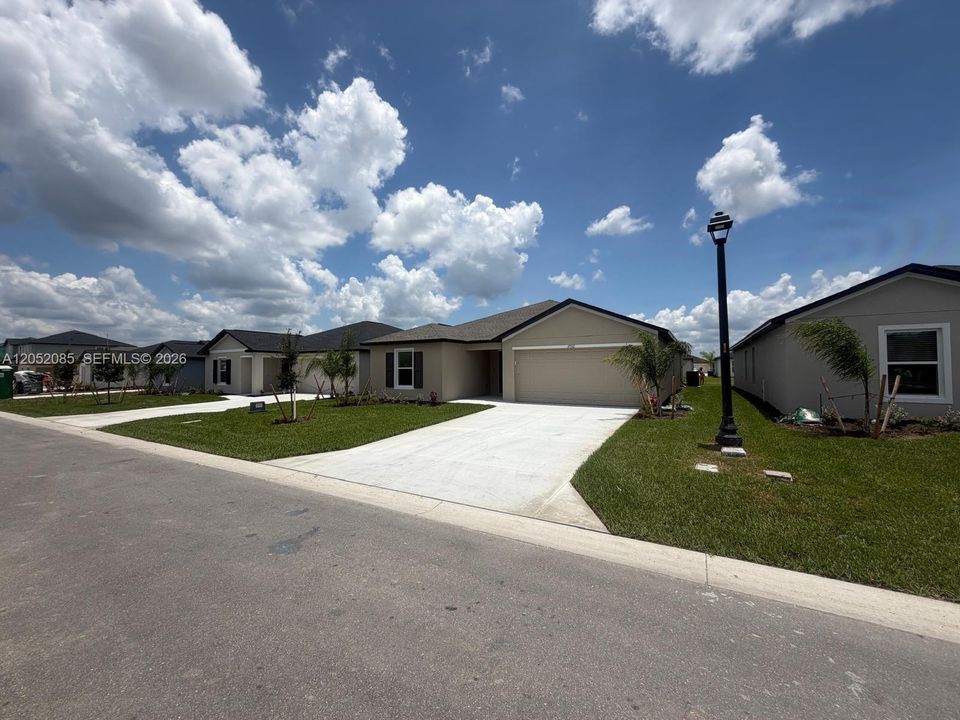 For Rent: $2,400 (4 beds, 3 baths, 2174 Square Feet)