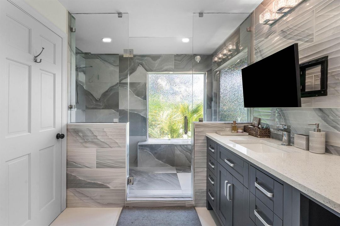 Primary en suite bathroom