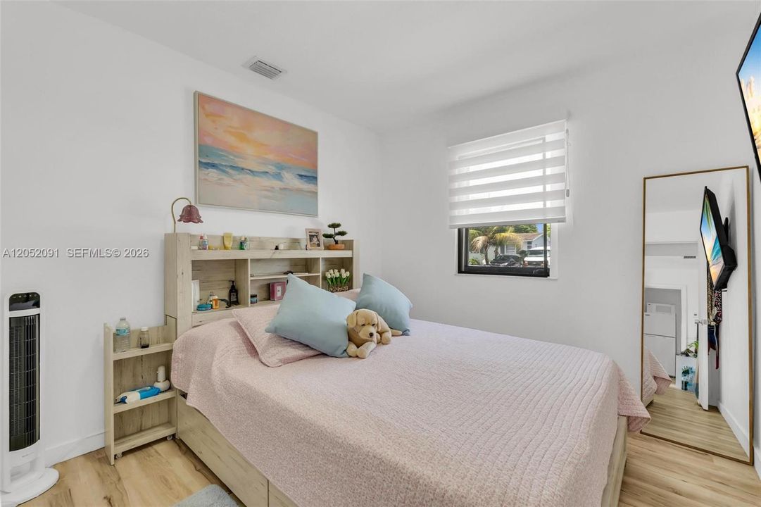 For Sale: $760,000 (5 beds, 3 baths, 2040 Square Feet)