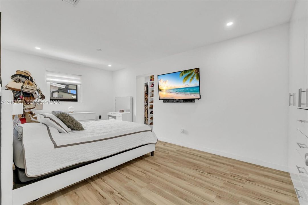 For Sale: $760,000 (5 beds, 3 baths, 2040 Square Feet)