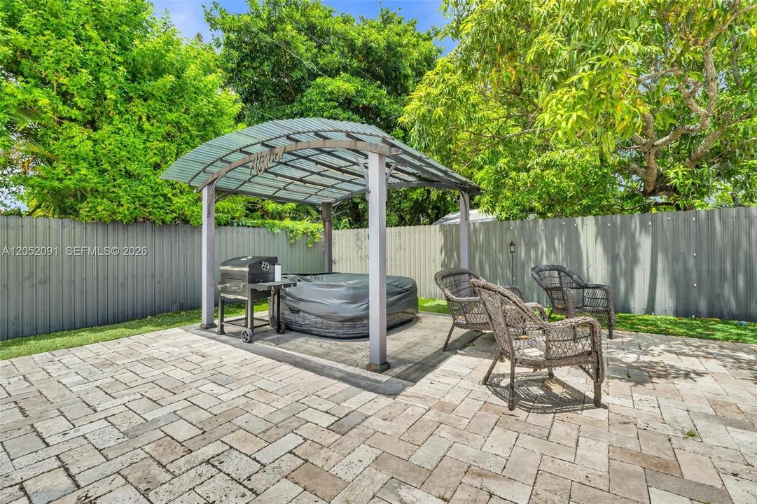 For Sale: $760,000 (5 beds, 3 baths, 2040 Square Feet)