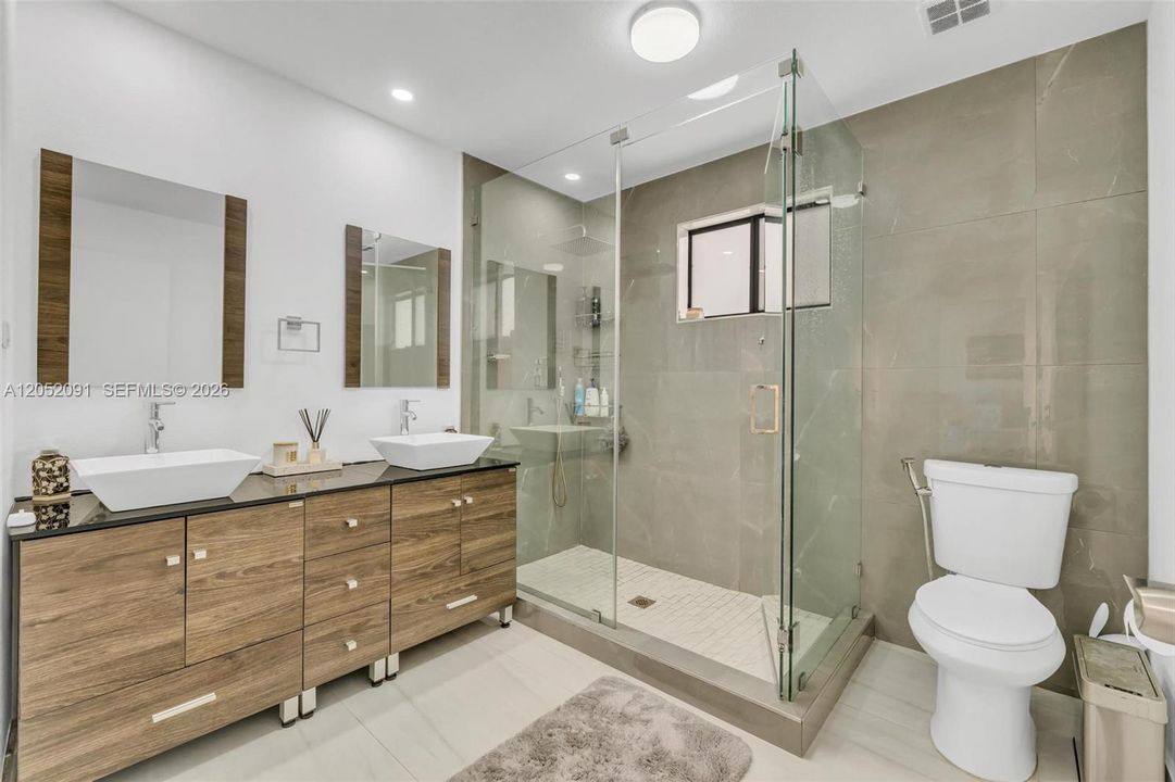 For Sale: $760,000 (5 beds, 3 baths, 2040 Square Feet)