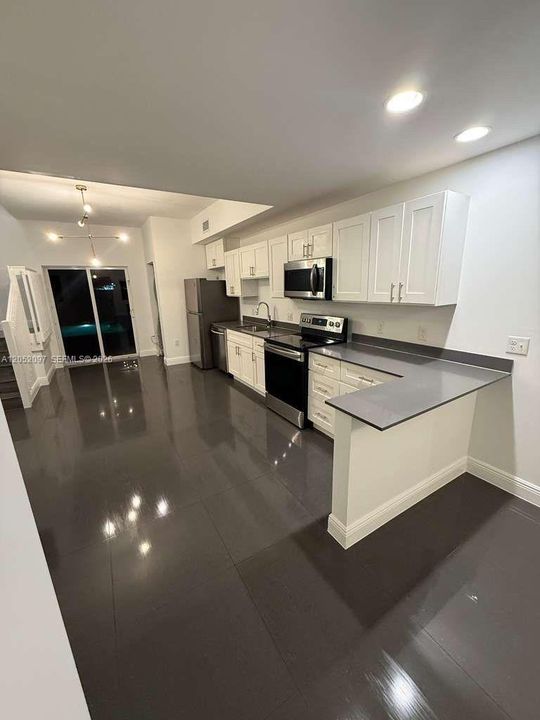 В аренду: $3,700 (3 спален, 2 ванн, 2810 Квадратных фут)