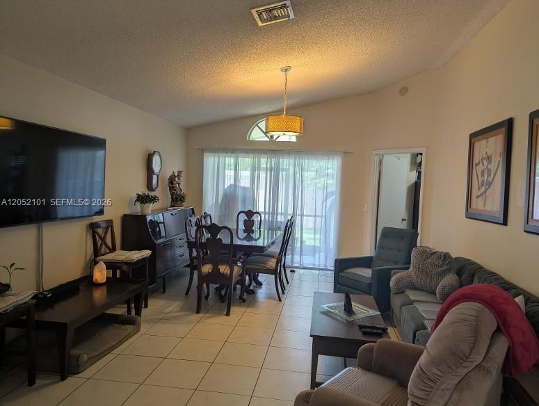 For Sale: $324,900 (2 beds, 2 baths, 1185 Square Feet)