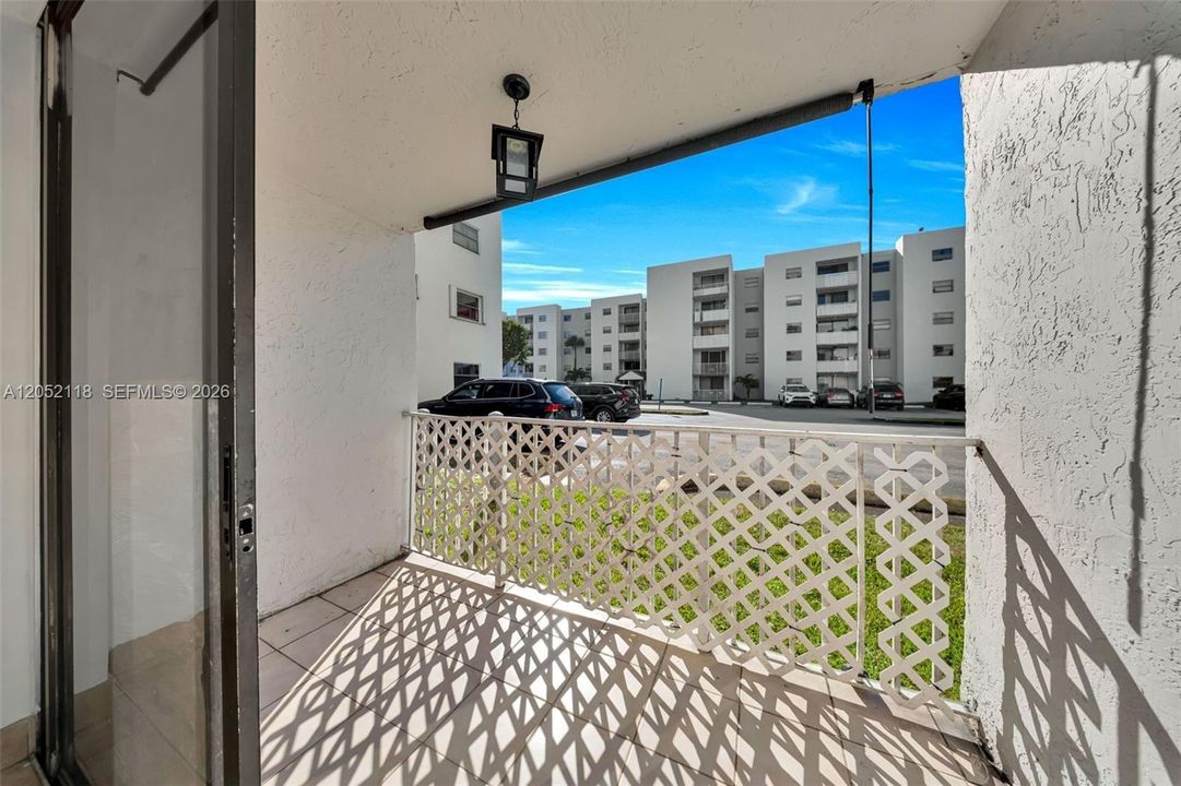 For Rent: $2,400 (2 beds, 2 baths, 870 Square Feet)