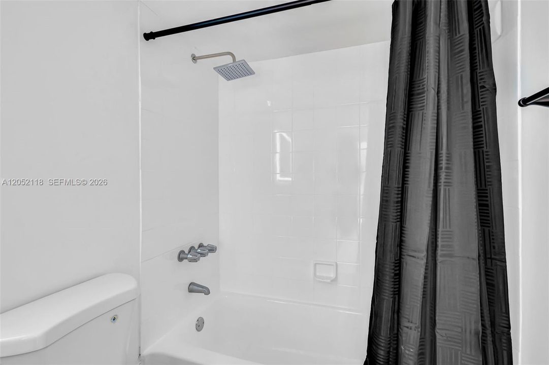 For Rent: $2,400 (2 beds, 2 baths, 870 Square Feet)