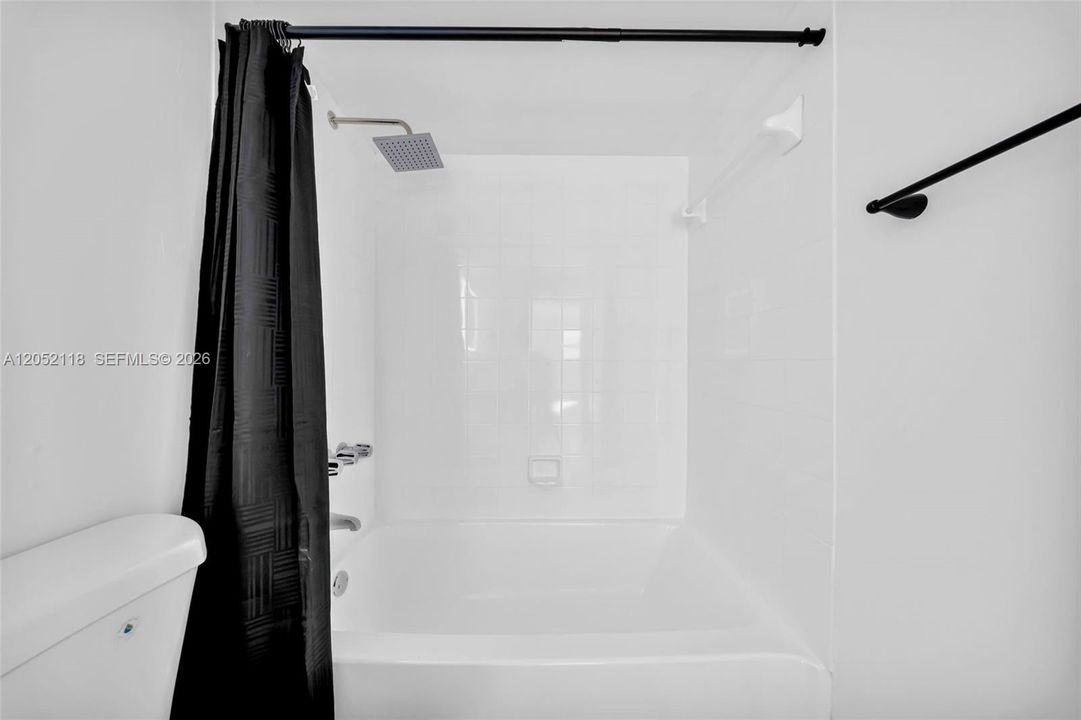 For Rent: $2,400 (2 beds, 2 baths, 870 Square Feet)