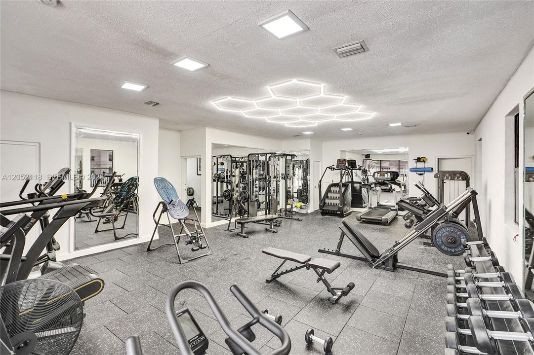 For Rent: $2,400 (2 beds, 2 baths, 870 Square Feet)
