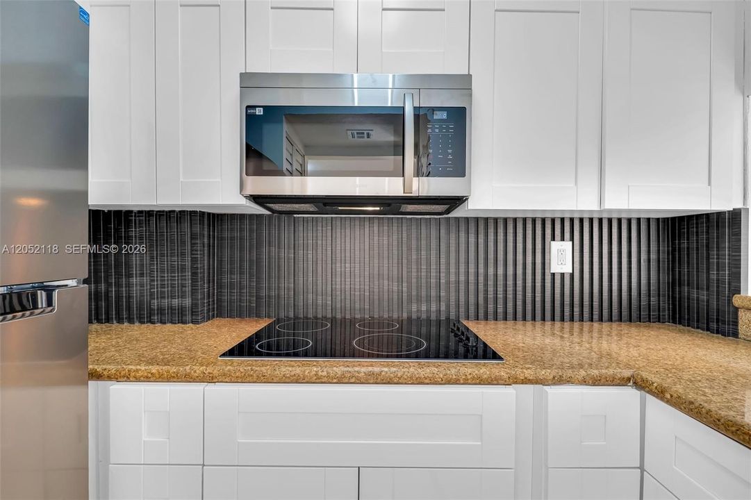 For Rent: $2,400 (2 beds, 2 baths, 870 Square Feet)
