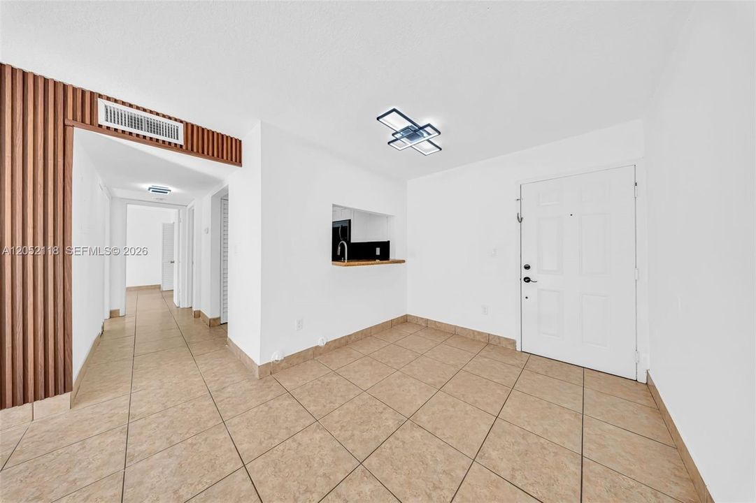 For Rent: $2,400 (2 beds, 2 baths, 870 Square Feet)