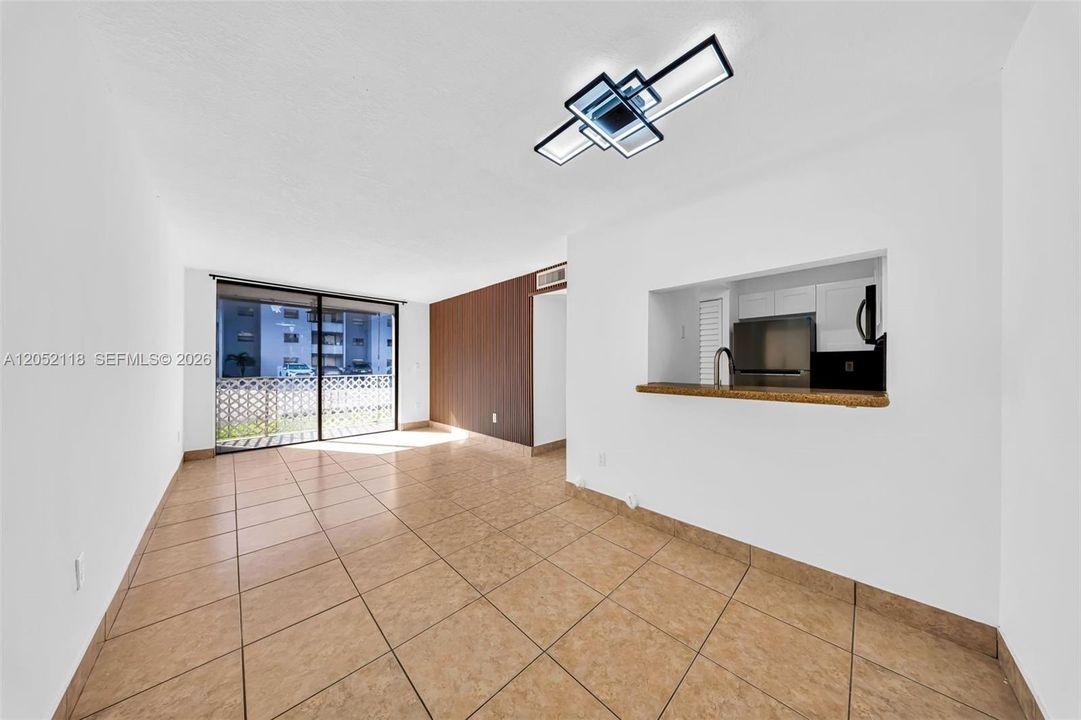 For Rent: $2,400 (2 beds, 2 baths, 870 Square Feet)
