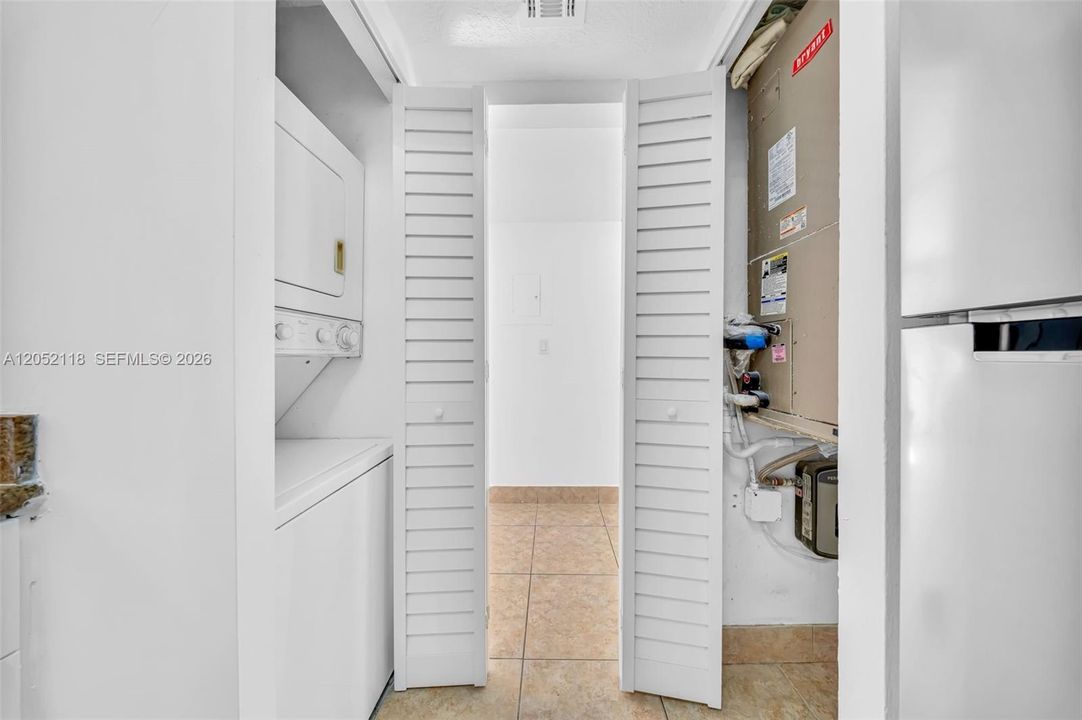 For Rent: $2,400 (2 beds, 2 baths, 870 Square Feet)