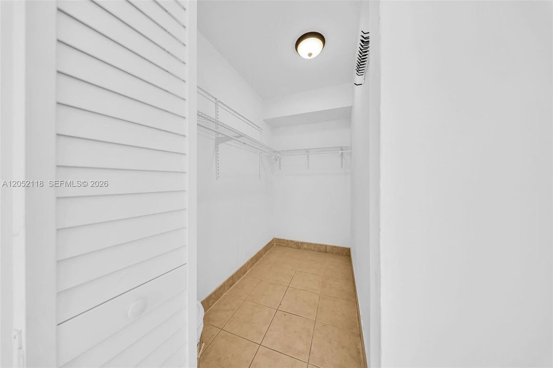 For Rent: $2,400 (2 beds, 2 baths, 870 Square Feet)