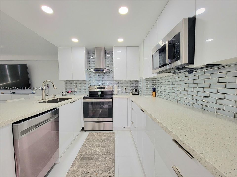 For Sale: $599,000 (2 beds, 2 baths, 1360 Square Feet)