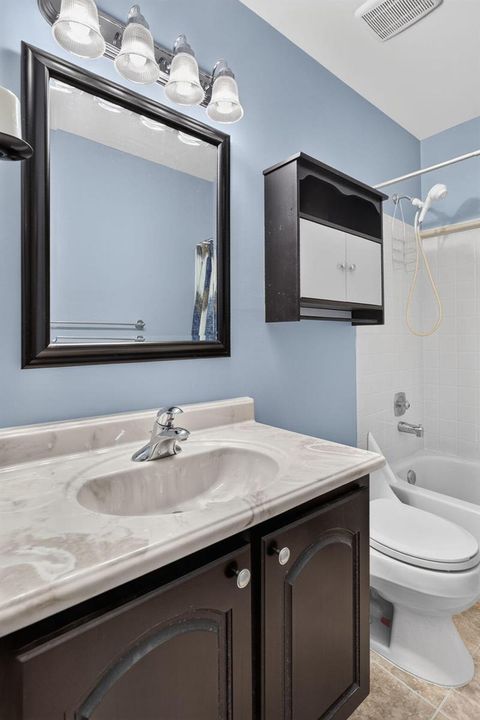 Upstairs Full Bathroom