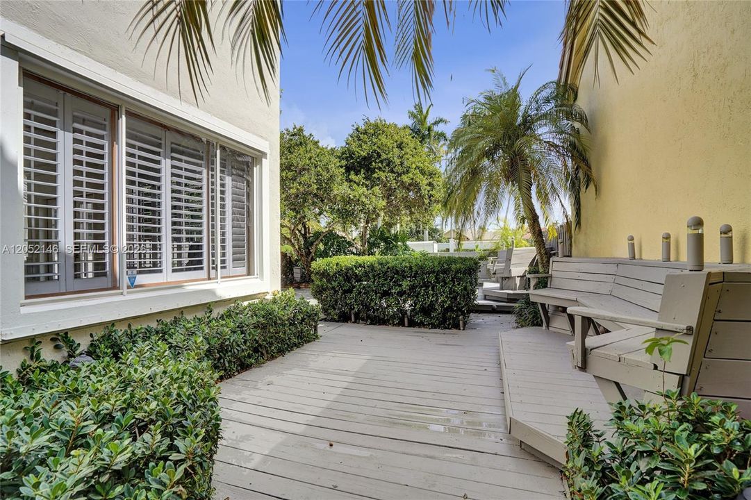 En Venta: $659,000 (3 camas, 2 baños, 2006 Pies cuadrados)