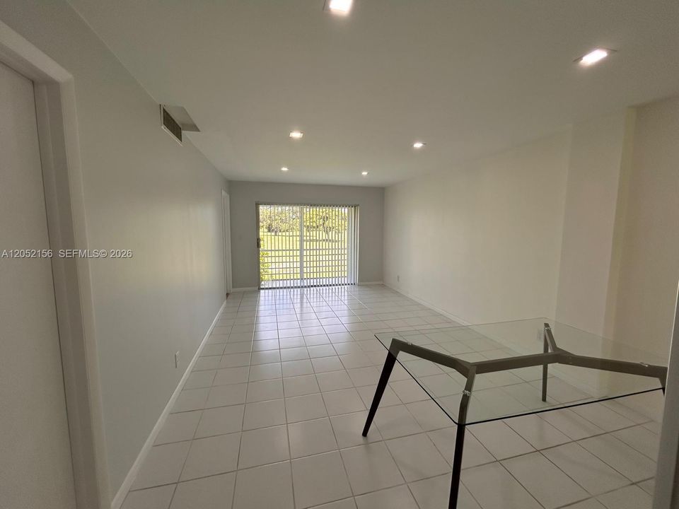For Rent: $1,950 (2 beds, 1 baths, 850 Square Feet)