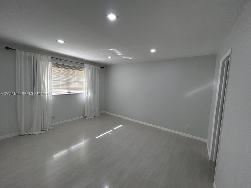 For Rent: $1,950 (2 beds, 1 baths, 850 Square Feet)
