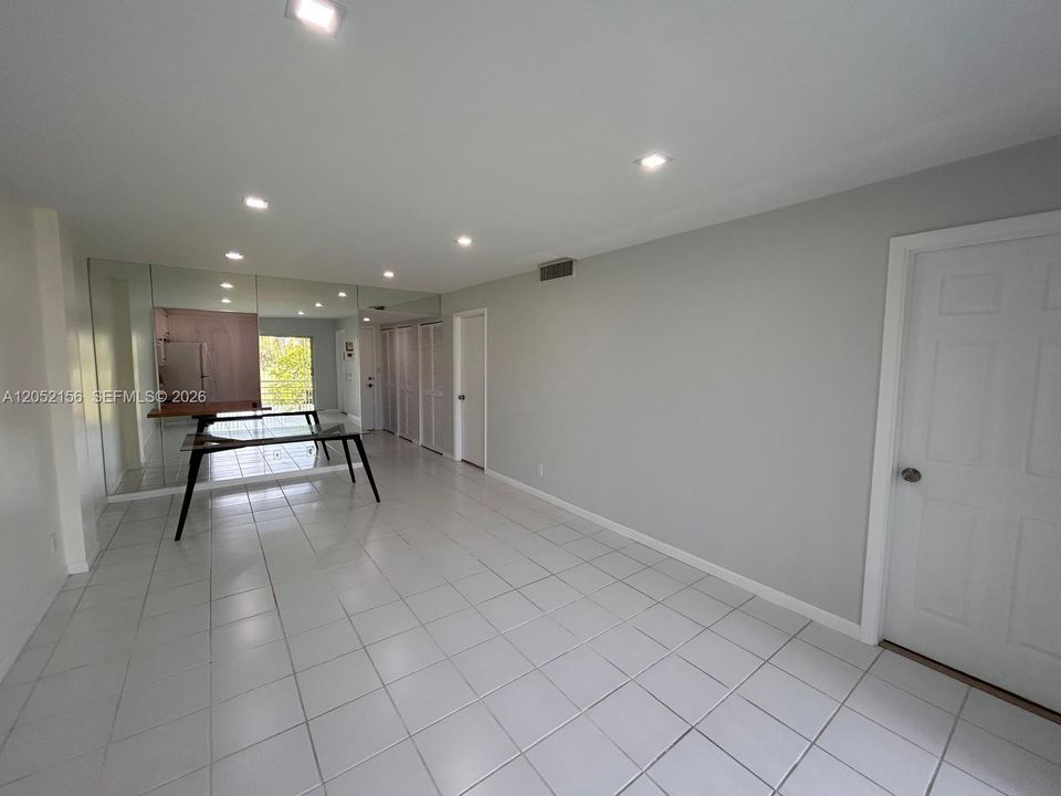 For Rent: $1,950 (2 beds, 1 baths, 850 Square Feet)
