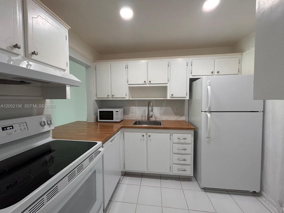For Rent: $1,950 (2 beds, 1 baths, 850 Square Feet)
