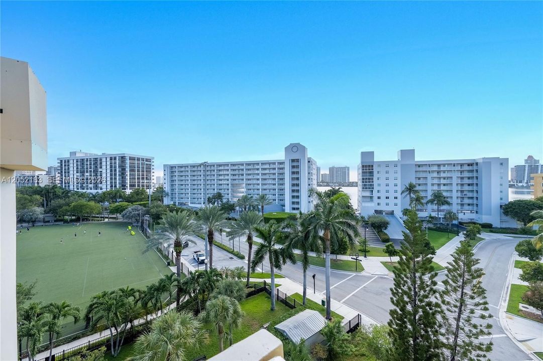For Sale: $299,200 (1 beds, 1 baths, 1084 Square Feet)