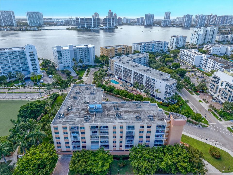 For Sale: $299,200 (1 beds, 1 baths, 1084 Square Feet)