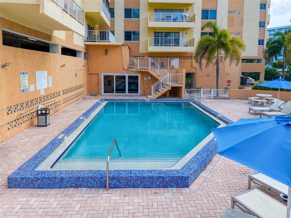 For Sale: $299,200 (1 beds, 1 baths, 1084 Square Feet)