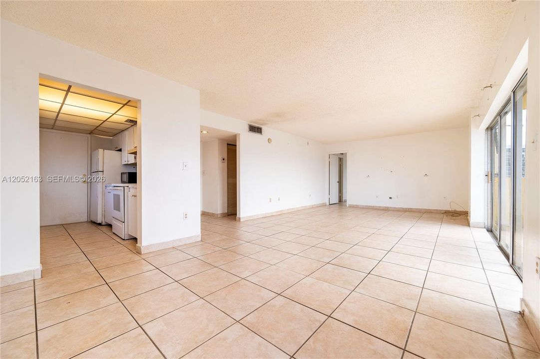For Sale: $299,200 (1 beds, 1 baths, 1084 Square Feet)