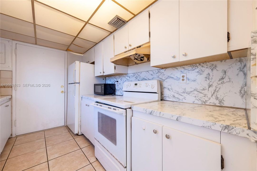 For Sale: $299,200 (1 beds, 1 baths, 1084 Square Feet)