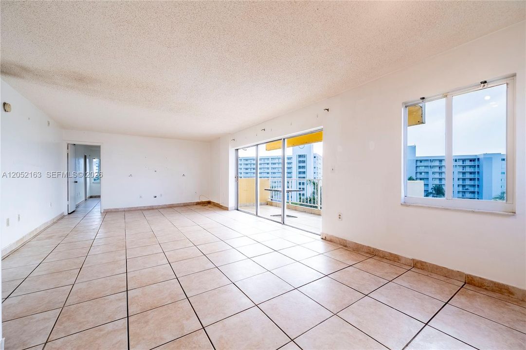 For Sale: $299,200 (1 beds, 1 baths, 1084 Square Feet)