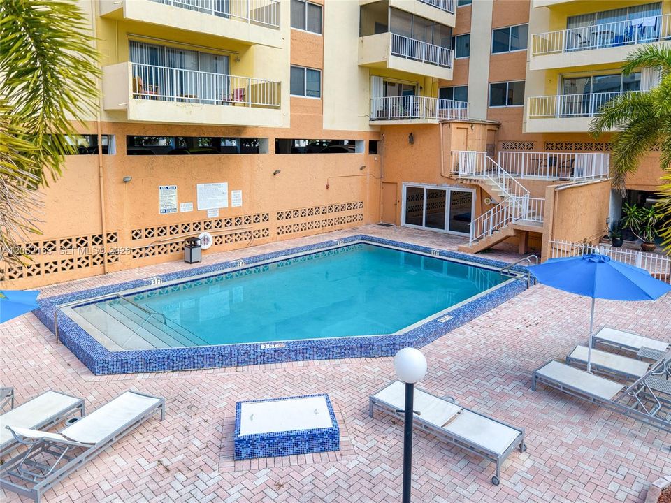 For Sale: $299,200 (1 beds, 1 baths, 1084 Square Feet)