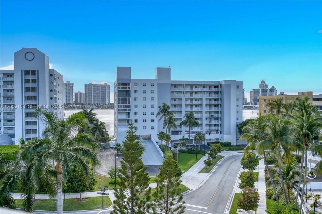 For Sale: $299,200 (1 beds, 1 baths, 1084 Square Feet)