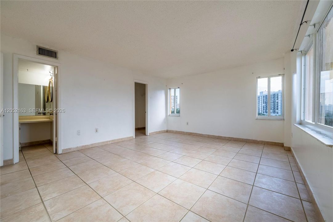 For Sale: $299,200 (1 beds, 1 baths, 1084 Square Feet)