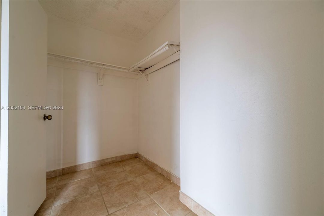For Sale: $299,200 (1 beds, 1 baths, 1084 Square Feet)