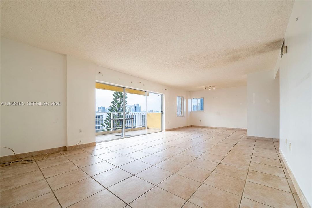 For Sale: $299,200 (1 beds, 1 baths, 1084 Square Feet)