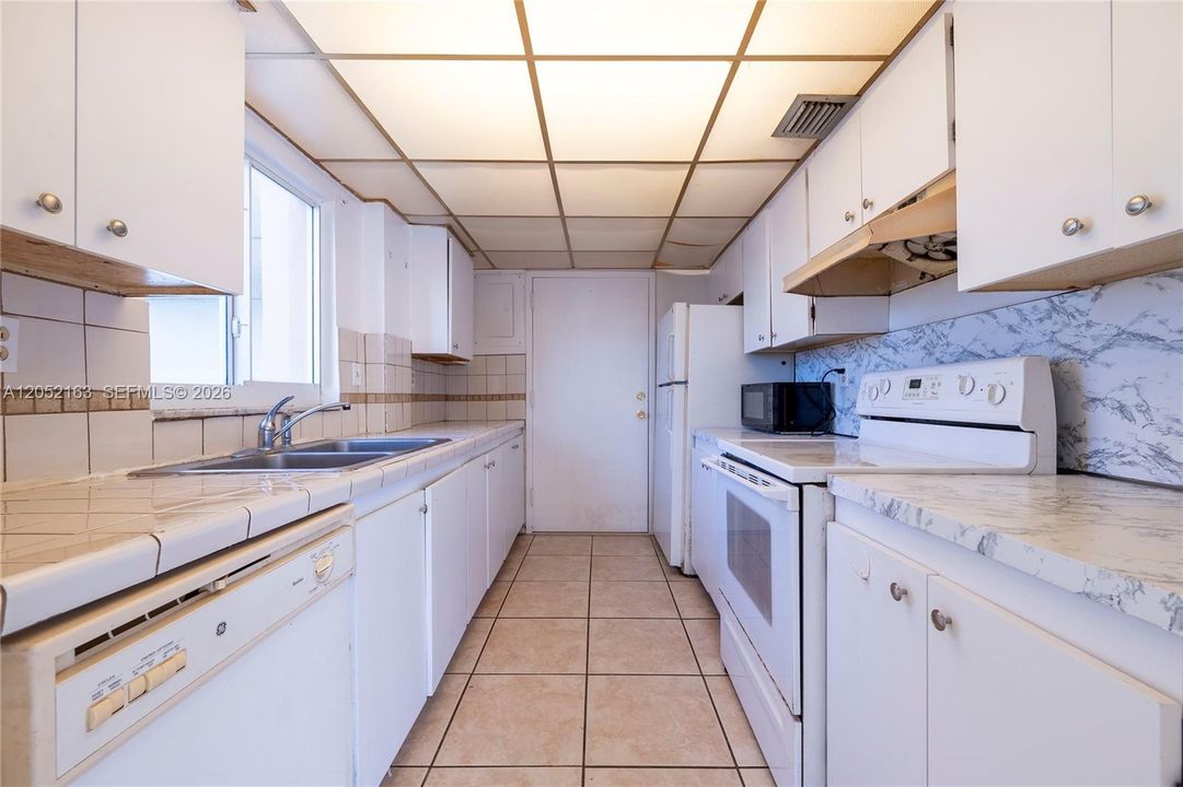 For Sale: $299,200 (1 beds, 1 baths, 1084 Square Feet)