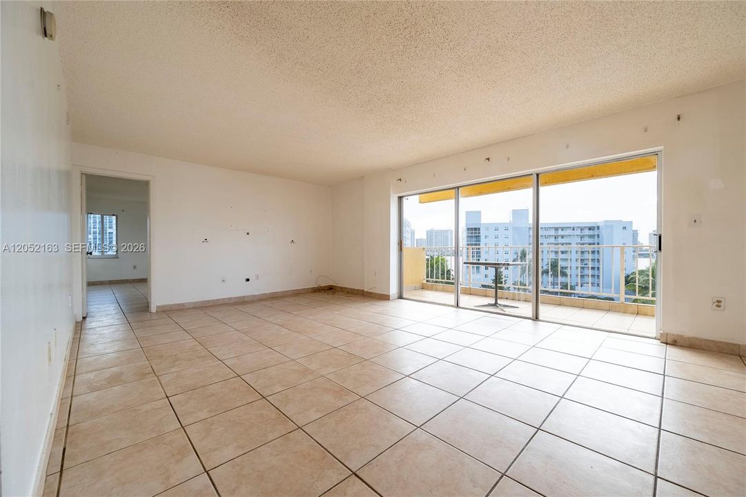For Sale: $299,200 (1 beds, 1 baths, 1084 Square Feet)